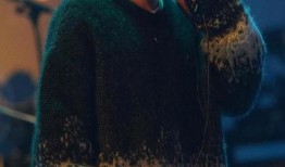 歌手被爆料小孩视频,育儿瞬间引发网友热议